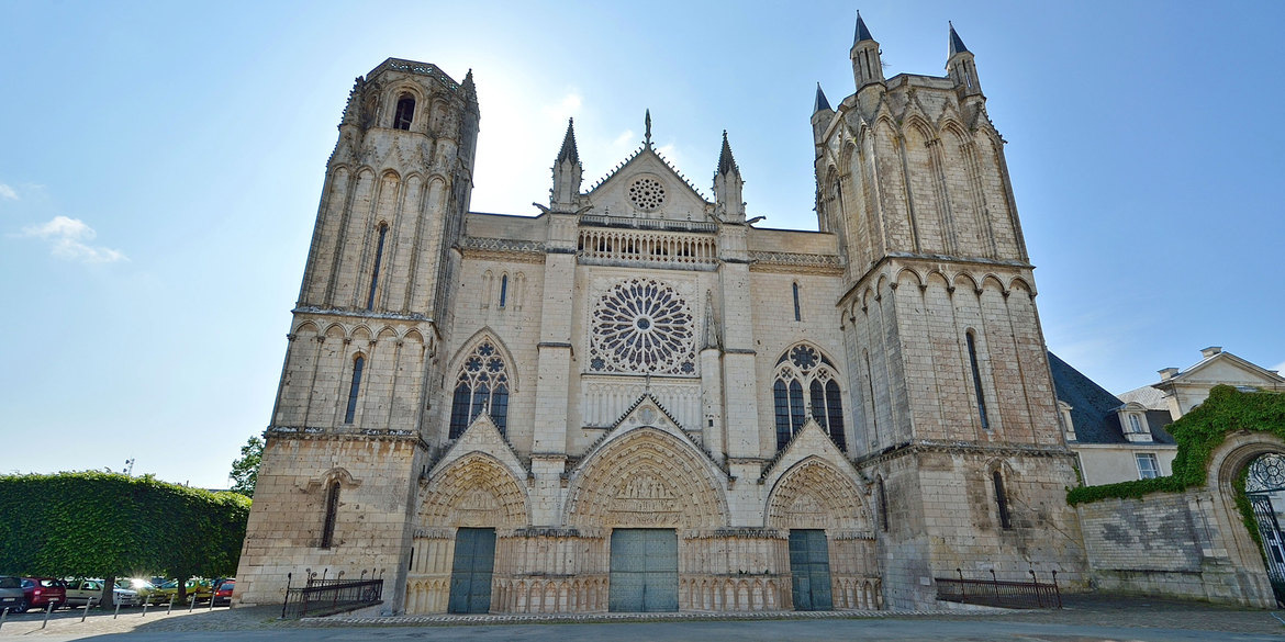 LE VOYAGE DE FRANCE, DRESSÉ POUR LA COMMODITÉ DES FRANÇAIS ET ÉTRANGERS -  Mc-cathedrale-de-poitiers